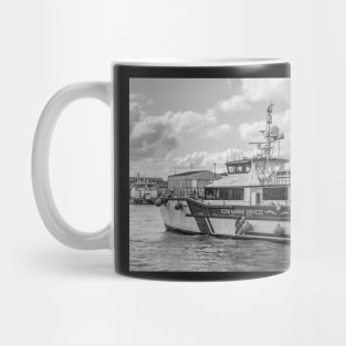 Crew transfer vessel motoring towards the sea in Great Yarmouth, Norfolk Mug